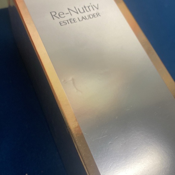 Estee Lauder RE-NUTRIV ULTIMATE LIFT REGENERATING YOUTH TREATMENT LOTION - Picture 4 of 7